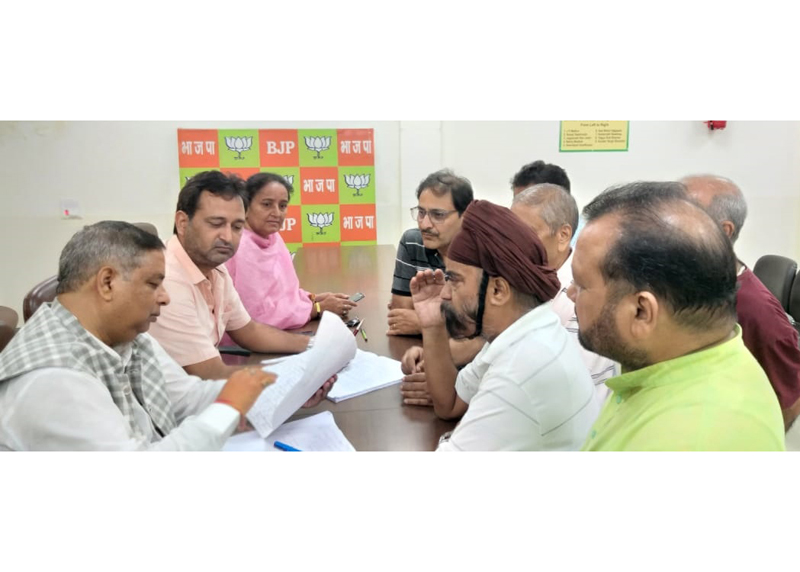 Senior BJP leader and former Minister, Sat Sharma interacting with public at Jammu on Wednesday. Senior BJP leader and former Minister, Sat Sharma interacting with public at Jammu on Wednesday.