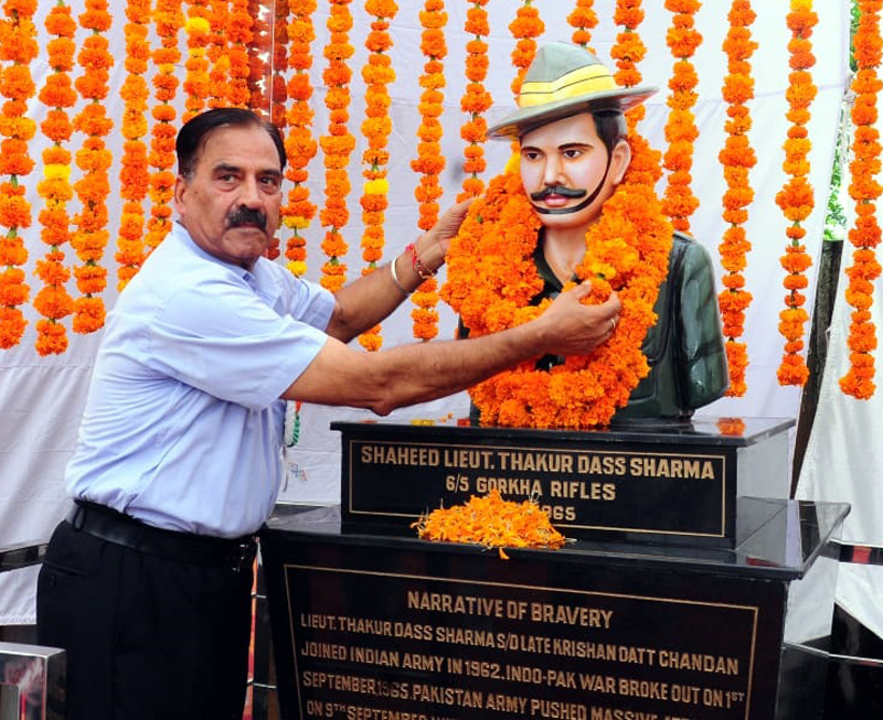 Dharam Paul Gupta, President pays tribute to 1965 Indo-Pak war-martyr Lieutenant Thakur Dass Sharma in Akhnoor. Dharam Paul Gupta, President pays tribute to 1965 Indo-Pak war-martyr Lieutenant Thakur Dass Sharma in Akhnoor.