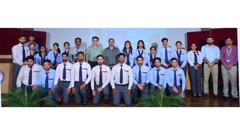 MIET sports athletes posing for group photograph with dignitaries. MIET sports athletes posing for group photograph with dignitaries.