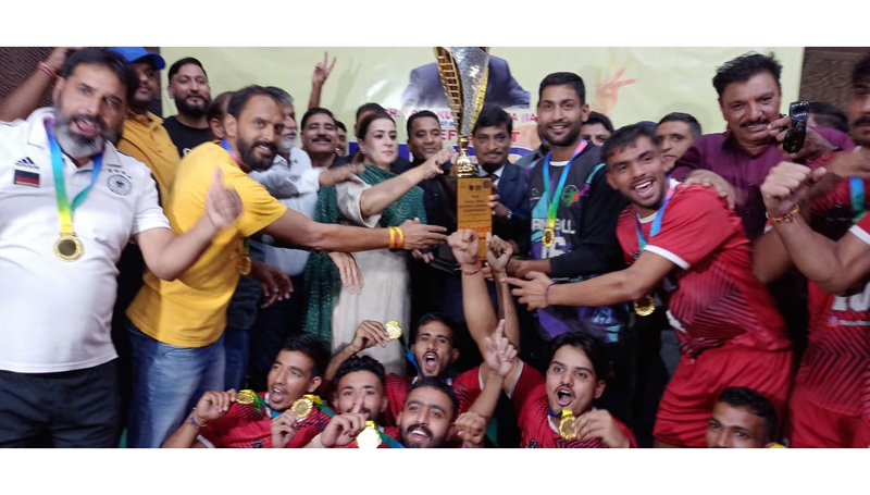 Chief Secretary Dr Arun Kumar Mehta presenting trophy to a winning team. Chief Secretary Dr Arun Kumar Mehta presenting trophy to a winning team.