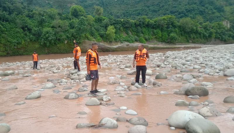 Police and SDRF team searching the missing boy in river Basantar at Sumb in Samba district on Monday - Excelsior/ Sambyal Police and SDRF team searching the missing boy in river Basantar at Sumb in Samba district on Monday - Excelsior/ Sambyal