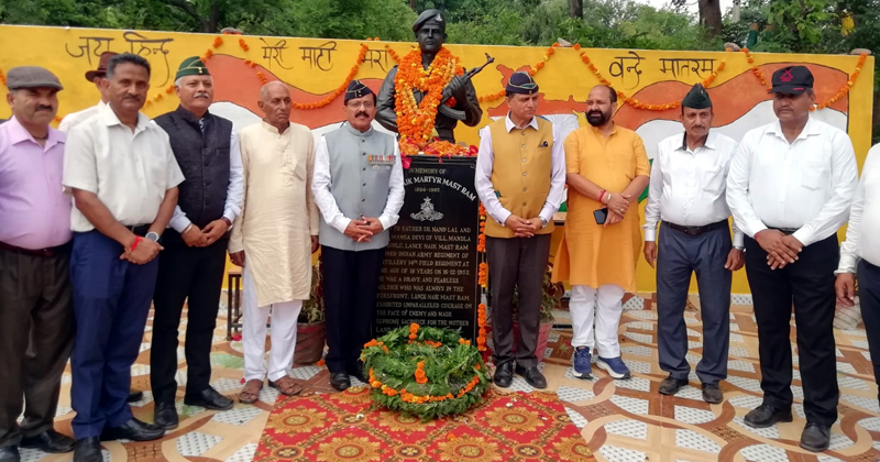 Maj Gen S.K Sharma (Retd), DDC Chairman Col Mahan Singh, ADC Basohli and others posing for photograph after unveiling statue of Shaheed Mast Ram in Basohli. Maj Gen S.K Sharma (Retd), DDC Chairman Col Mahan Singh, ADC Basohli and others posing for photograph after unveiling statue of Shaheed Mast Ram in Basohli.