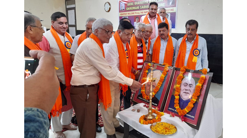 Prominent Mahajan Biradari members paying tribute to Lala Hans Raj Mahajan and Justice Mehar Chand Mahajan during a meeting at Jammu. Prominent Mahajan Biradari members paying tribute to Lala Hans Raj Mahajan and Justice Mehar Chand Mahajan during a meeting at Jammu.