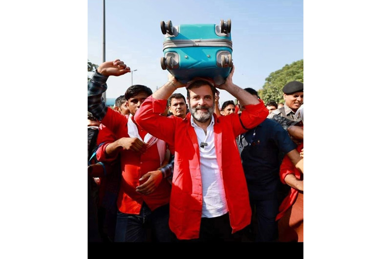 Congress leader Rahul Gandhi in 'Coolie' attire meeting Railway porters at Anand Vihar Railway station, in New Delhi on Thursday. (UNI) Congress leader Rahul Gandhi in 'Coolie' attire meeting Railway porters at Anand Vihar Railway station, in New Delhi on Thursday. (UNI)