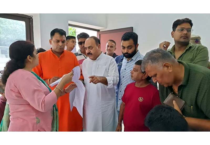 BJP senior leader and former general secretary of Party, Munish Sharma interacting with party activists at Resham Ghar Colony on Monday. BJP senior leader and former general secretary of Party, Munish Sharma interacting with party activists at Resham Ghar Colony on Monday.