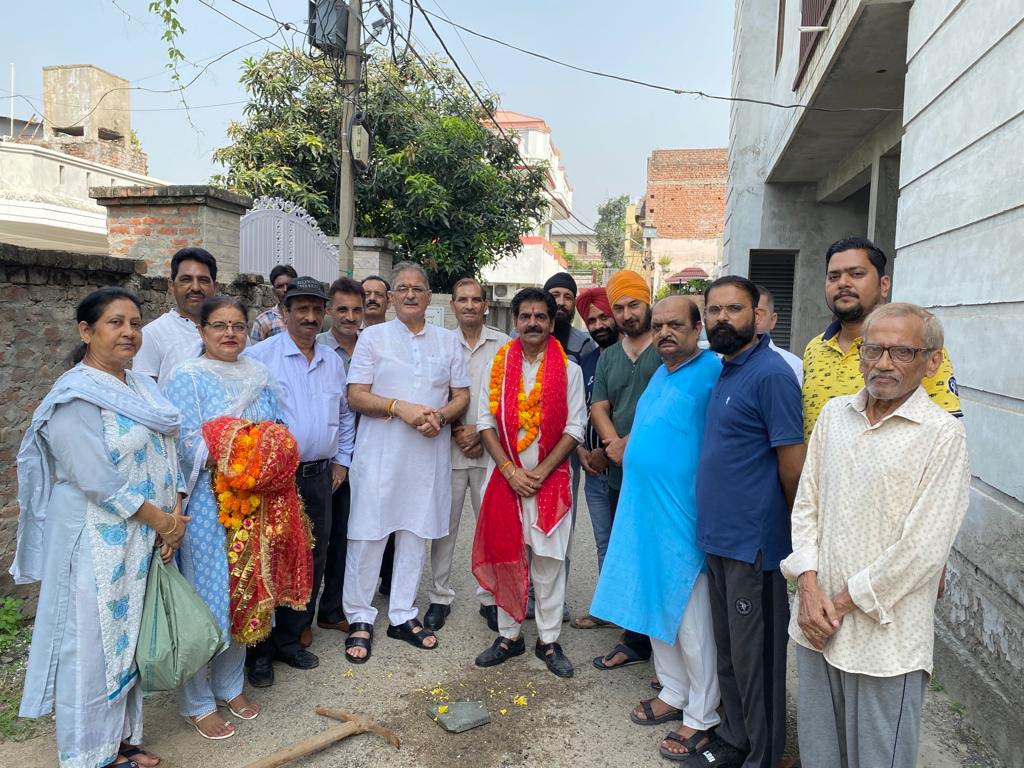 Kavinder Gupta with his supporters and Corporator of Ward No 52 in Jammu. Kavinder Gupta with his supporters and Corporator of Ward No 52 in Jammu.