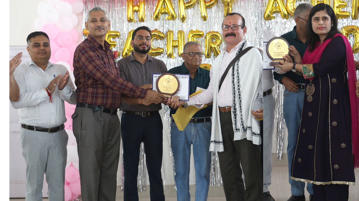 Alka Sharma and Narinder Singh Chib posing for a photograph with others after receiving Satyawati Best Teacher Award-2023. —Excelsior/Rakesh Alka Sharma and Narinder Singh Chib posing for a photograph with others after receiving Satyawati Best Teacher Award-2023. —Excelsior/Rakesh
