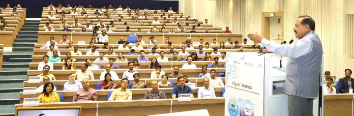 1.0 Union Minister Dr. Jitendra Singh speaking after felicitating the awardees of 10th National Level Exhibition and Project Competition (NLEPC) of INSPIRE– MANAK, at Vigyan Bhawan New Delhi on Wednesday.
