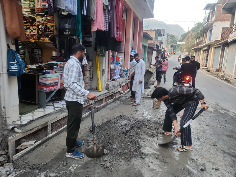Shopkeepers constructing a drain on their own in Main Market Mandi on Sunday. Shopkeepers constructing a drain on their own in Main Market Mandi on Sunday.