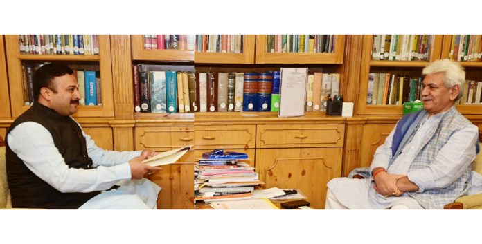 Lt Governor meeting with Mahant Rohit Shastri.