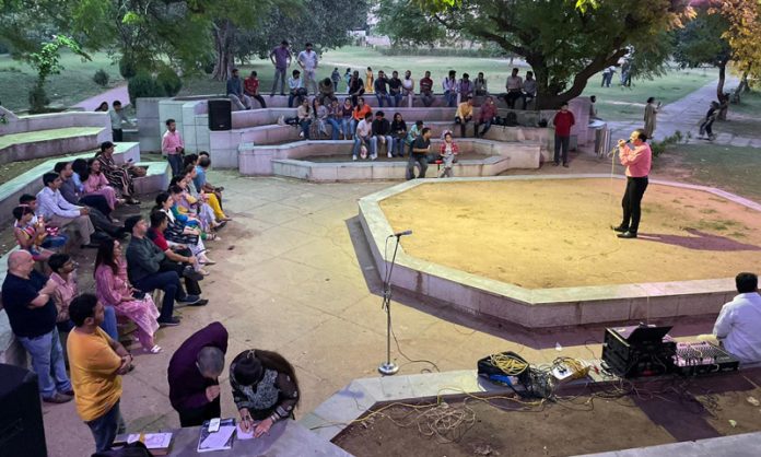 JU employees and students paying tribute to the legendary singer Kishore Kumar through a musical evening at JU campus on Friday. JU employees and students paying tribute to the legendary singer Kishore Kumar through a musical evening at JU campus on Friday.