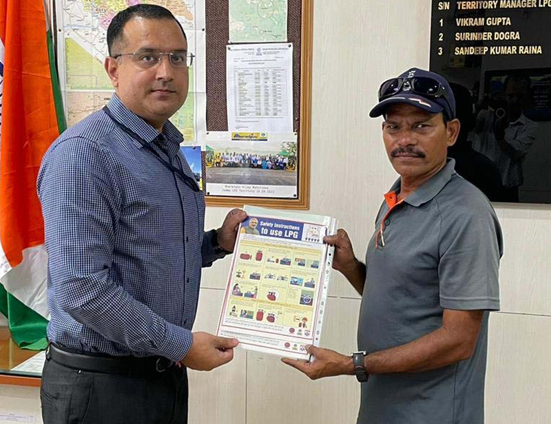 BPCL, Division Territory Manager, Sandeep Kumar Raina felicitating Bhausaheb Bhawar in Jammu on Thursday. BPCL, Division Territory Manager, Sandeep Kumar Raina felicitating Bhausaheb Bhawar in Jammu on Thursday.
