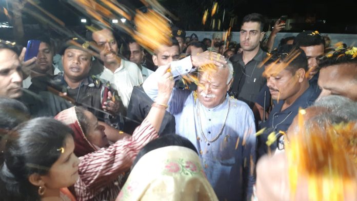 RSS chief Dr Mohan Rao Bhagwat being given rousing reception by the villagers of Jakhbar in Kathua on Sunday. -Excelsior/Pardeep