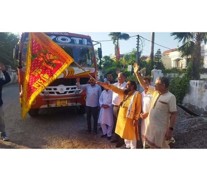 7th batch of Yatris being flagged off for Ganga Darshan in Jammu on Thursday. 7th batch of Yatris being flagged off for Ganga Darshan in Jammu on Thursday.
