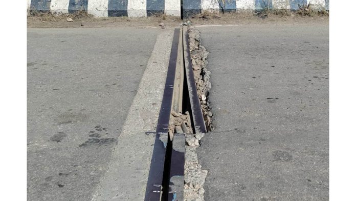 Cracks in Tawi bridge near Roun Domail. Cracks in Tawi bridge near Roun Domail.