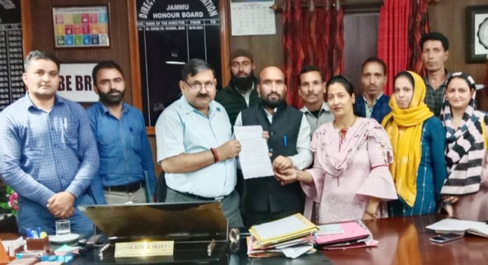 JKTA delegation submitting memorandum to DSEJ. JKTA delegation submitting memorandum to DSEJ.