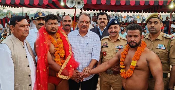 Former MLA Rajiv Sharma introducing both wrestlers before a bout at Akhnoor. Former MLA Rajiv Sharma introducing both wrestlers before a bout at Akhnoor.