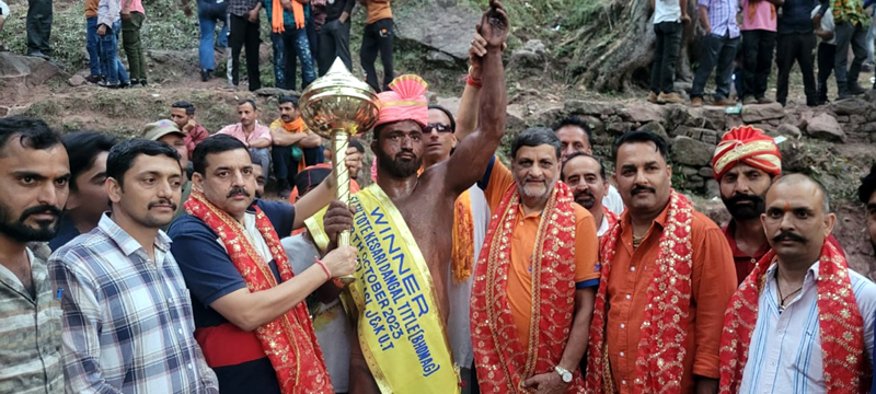 J&K Police wrestler Nadeem posing with dignitaries after winning Dangal title. J&K Police wrestler Nadeem posing with dignitaries after winning Dangal title.