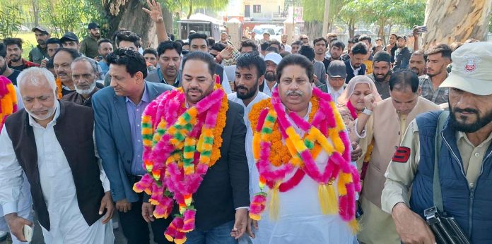 JKPCC president, Vikar Rasool Wani, working president Raman Bhalla and others during workers meeting in Poonch.