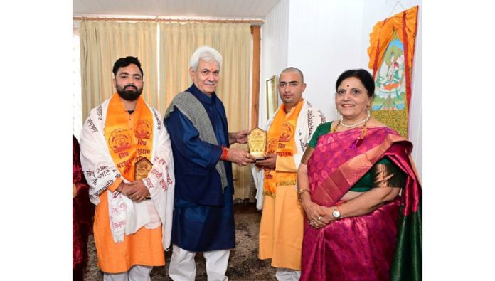 Lt Governor felicitating the recipients of Social Bravery Award.