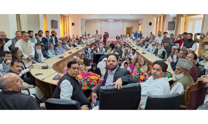 JKPCC chief, VR Wani, flanked by Raman Bhalla & Ravinder Sharma at a party meeting in Rajouri on Wednesday.