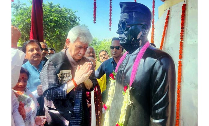 Lt Governor paying tribute to freedom fighter at Aurangabad.