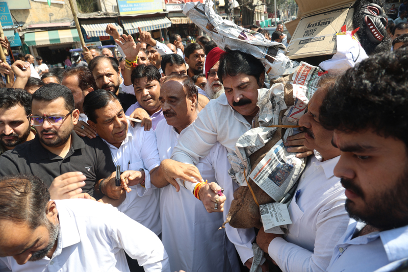 Cong activists staging protest against BJP in Jammu on Friday. -Excelsior/Rakesh Cong activists staging protest against BJP in Jammu on Friday. -Excelsior/Rakesh