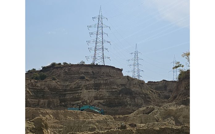 Soil extraction underway on the Karewas of Khushalpora Chenad Sangrama area of North Kashmir on Wednesday. - Excelsior/Aabid Nabi Soil extraction underway on the Karewas of Khushalpora Chenad Sangrama area of North Kashmir on Wednesday. - Excelsior/Aabid Nabi