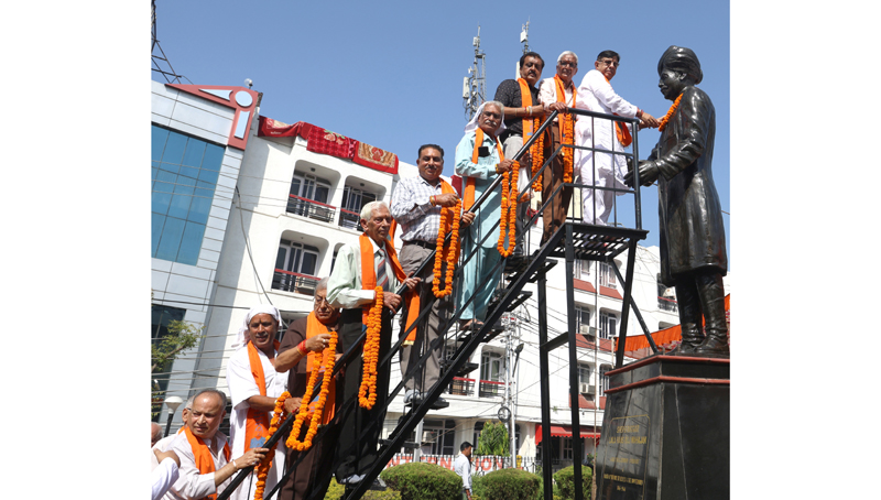 Mahajan Sabha President Romesh Gupta and others paying tribute to Lala Hans Raj Mahajan by garlanding his statue on Monday. - Excelsior/Rakesh Mahajan Sabha President Romesh Gupta and others paying tribute to Lala Hans Raj Mahajan by garlanding his statue on Monday. - Excelsior/Rakesh
