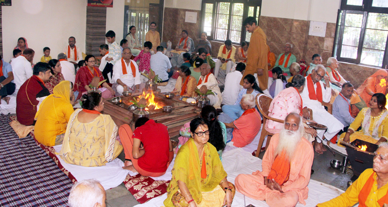 Yagmans performing Puran Aahuti ritual to Samved Yagya at Arya Samaj Bakshi Nagar on Sunday. -Excelsior/Rakesh Yagmans performing Puran Aahuti ritual to Samved Yagya at Arya Samaj Bakshi Nagar on Sunday. -Excelsior/Rakesh