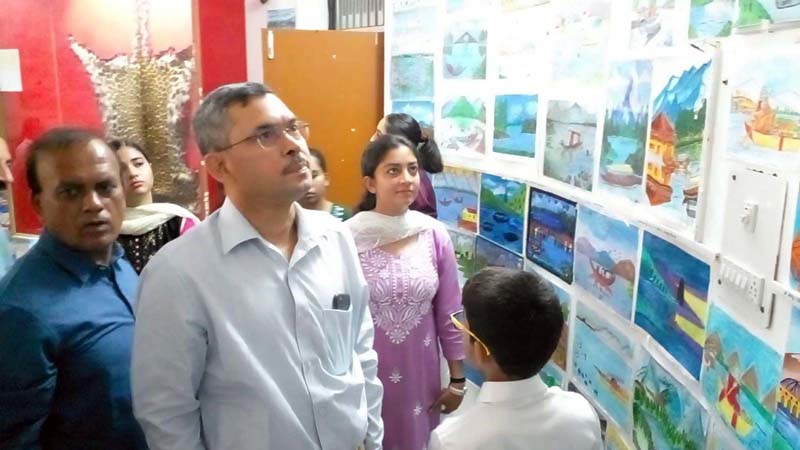 Chief Wildlife Warden watching paintings by the students. Chief Wildlife Warden watching paintings by the students.