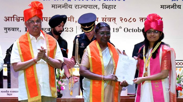 President Droupadi Murmu presenting certificate to students during the first Convocation of Mahatma Gandhi Central University, in Motihari on Thursday. (UNI)