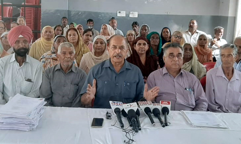 JMC Councillor, Sham Lal Basson addressing a press conference at Jammu on Sunday. JMC Councillor, Sham Lal Basson addressing a press conference at Jammu on Sunday.
