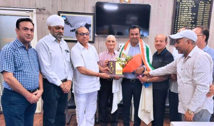 Director Tourism receiving award.