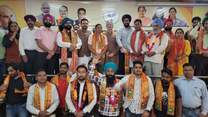 PDP leaders from Kathua posing with senior BJP leaders after joining the party at Jammu on Friday.