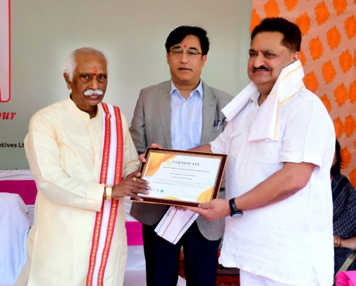 Kiran Wattal receiving the prestigious Bharat Shreshtha Sewa Sanstha Puraskar from Haryana Governor Bandaru Dattatreya in Gurugram on Friday.