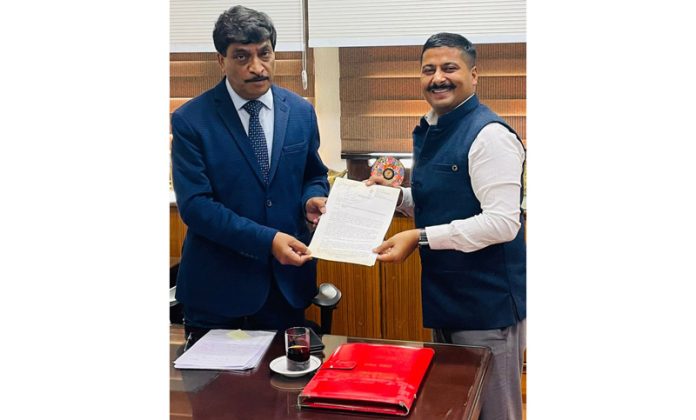 Ex-JCCI gen secy Gaurav Gupta submitting memorandum to Chief Secy Dr Arun Kumar Mehta on Friday.