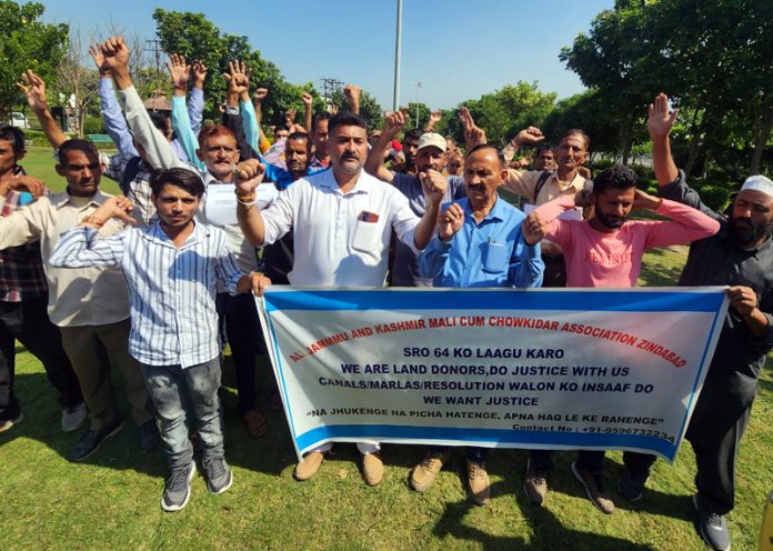 Maalis and Chowkidars of RDD led by AJKPC leaders staging protest in Jammu on Thursday. -Excelsior/Rakesh