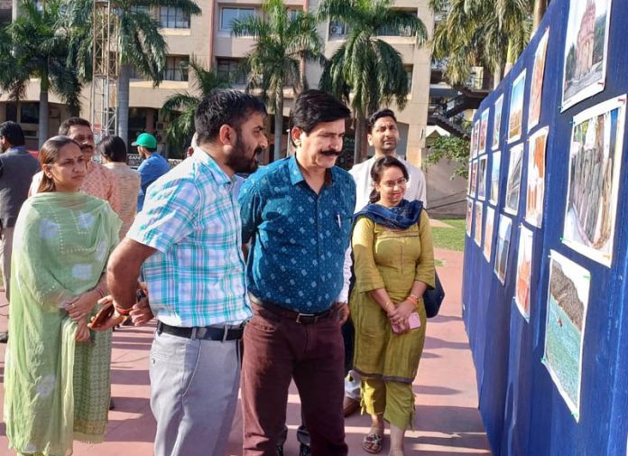 Dignitaries during DIPR exhibition. Dignitaries during DIPR exhibition.