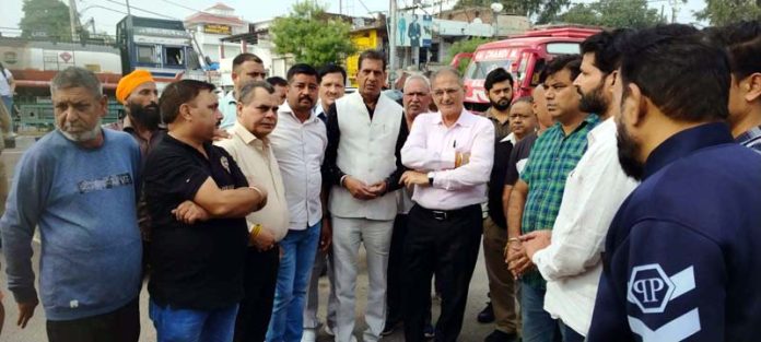 Former Dy CM, Kavinder Gupta interacting with shopkeepers of Satwari on Sunday. Former Dy CM, Kavinder Gupta interacting with shopkeepers of Satwari on Sunday.
