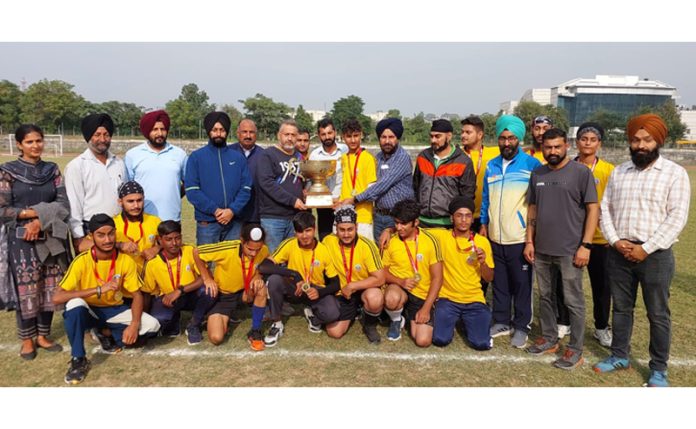 Hockey players posing with dignitaries