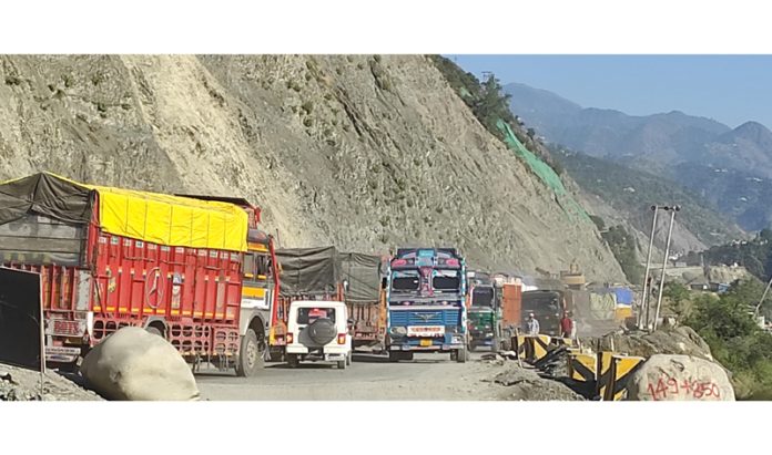 Traffic congestion at single-lane stretch in Mehar area of Ramban. -Excelsior/Parvaiz Mir