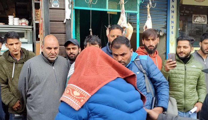 An ACB team arresting DCO Handwara on Tuesday. -Excelsior/Aabid Nabi