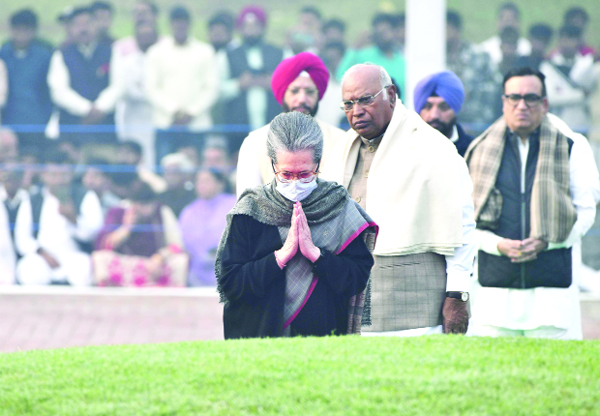Senior Congress leader Sonia Gandhi pays floral tribute to India's first Prime Minister Jawaharlal Nehru on his birth anniversary, at Shanti Van in New Delhi on Tuesday. (UNI) Senior Congress leader Sonia Gandhi pays floral tribute to India's first Prime Minister Jawaharlal Nehru on his birth anniversary, at Shanti Van in New Delhi on Tuesday. (UNI)
