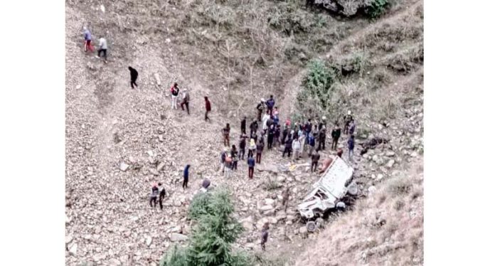 Locals and police personnel during the rescue operation at Tantana area of Doda district. -Excelsior/Tilak Raj