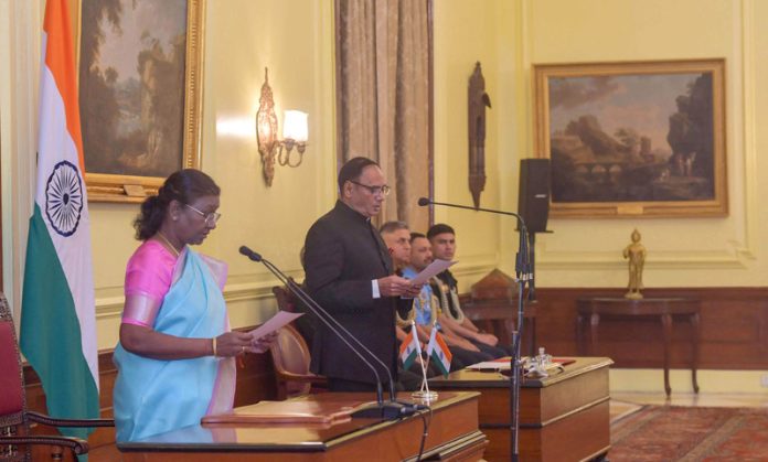 President Droupadi Murmu administered the oath of office to Heeralal Samariya as Chief Information Commissioner in the Central Information Commission at Rashtrapati Bhavan in New Delhi on Monday. (UNI)