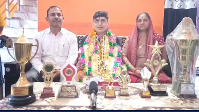 Suman posing along with parents at Kathua.