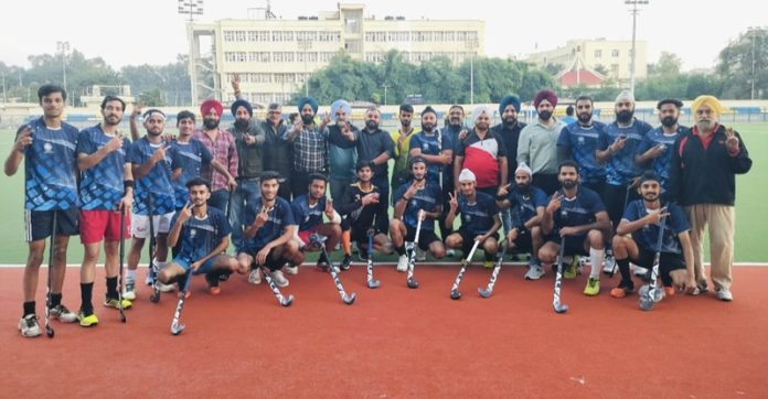 Senior J&K-UT Hockey team posing with dignitaries. Senior J&K-UT Hockey team posing with dignitaries.