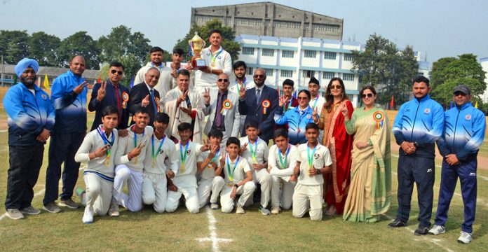 Students posing with dignitaries during KC Sportathon.