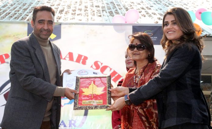 Janhavi Dhariwal founder Balan Foundation receiving momento.